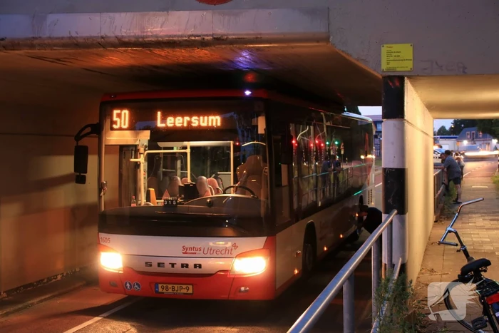 Lijnbus rijdt zich muurvast in spoortunnel