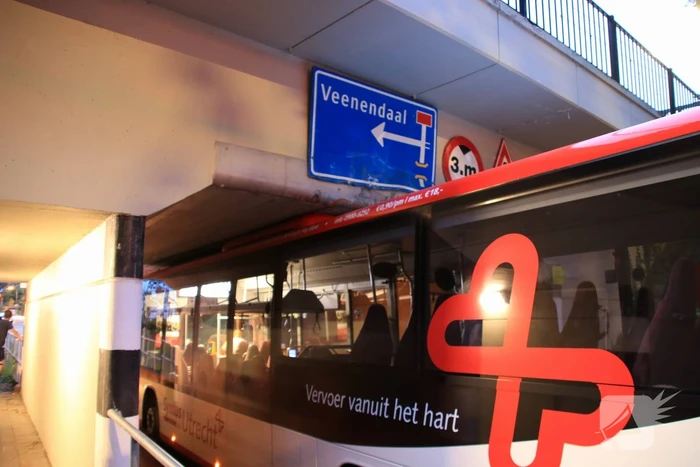 Lijnbus rijdt zich muurvast in spoortunnel