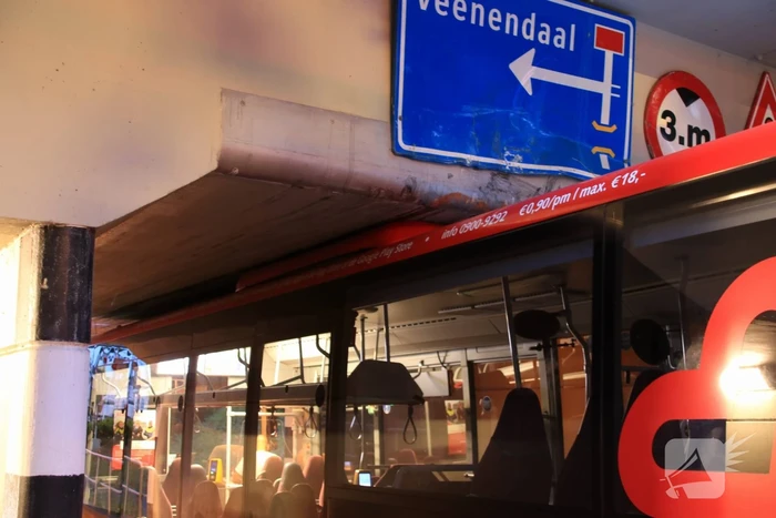 Lijnbus rijdt zich muurvast in spoortunnel