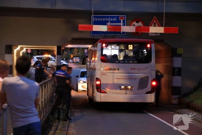 Lijnbus rijdt zich muurvast in spoortunnel