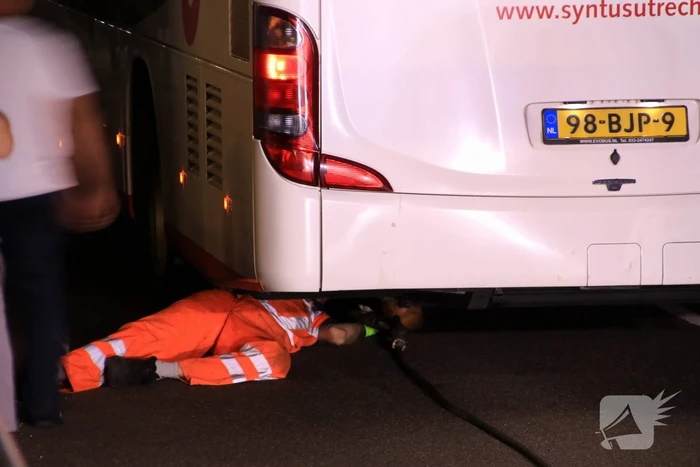 Lijnbus rijdt zich muurvast in spoortunnel