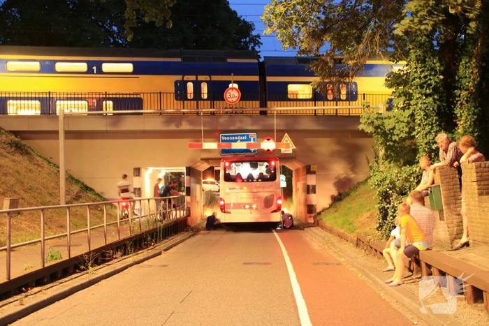 Lijnbus rijdt zich muurvast in spoortunnel