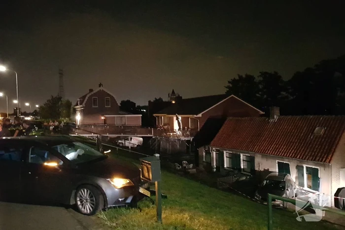 Geparkeerde auto ramt gevel na botsing