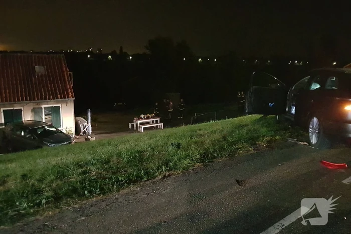 Geparkeerde auto ramt gevel na botsing