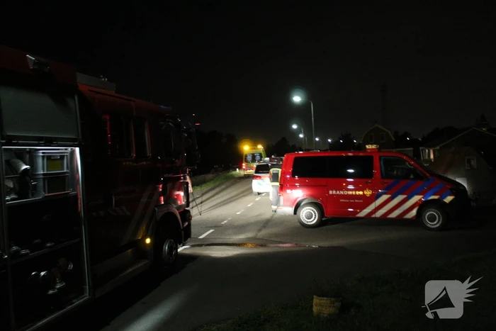 Geparkeerde auto ramt gevel na botsing