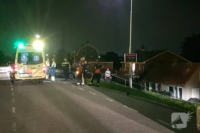 Geparkeerde auto ramt gevel na botsing