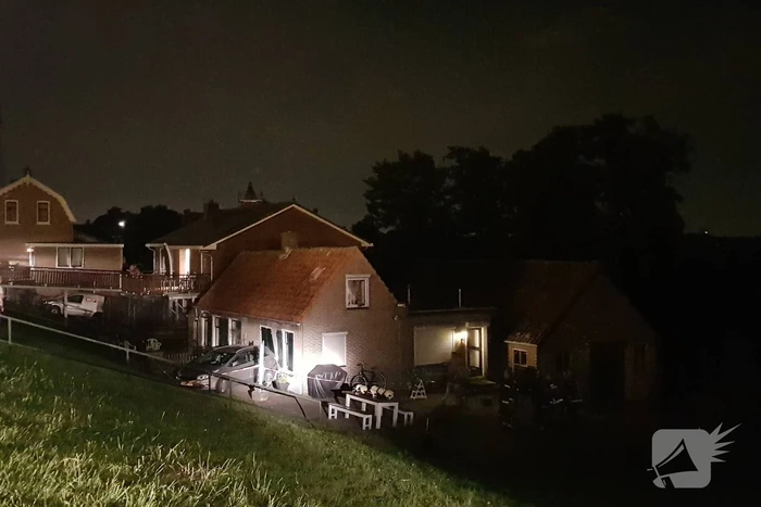 Geparkeerde auto ramt gevel na botsing