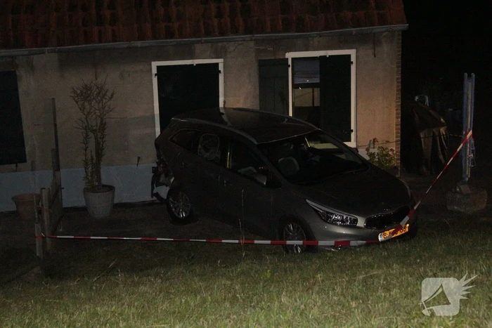 Geparkeerde auto ramt gevel na botsing