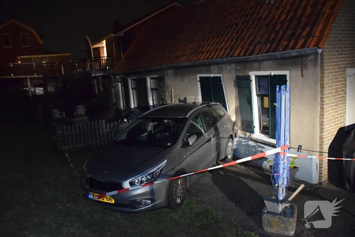 Geparkeerde auto ramt gevel na botsing
