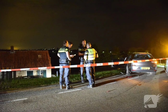 Geparkeerde auto ramt gevel na botsing
