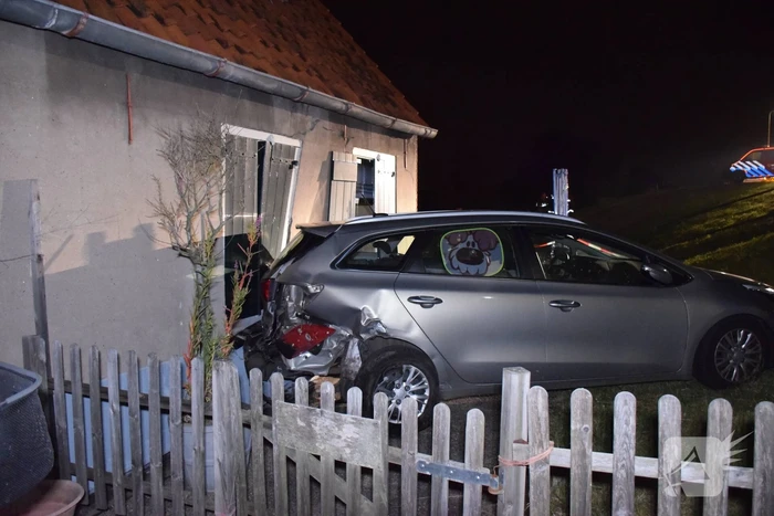 Geparkeerde auto ramt gevel na botsing