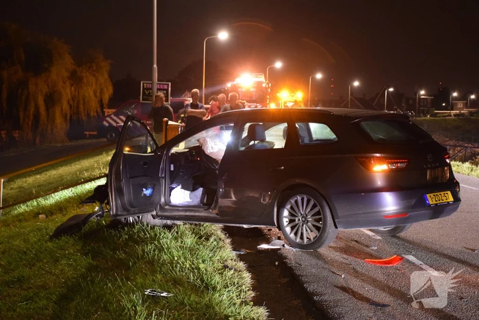 Geparkeerde auto ramt gevel na botsing