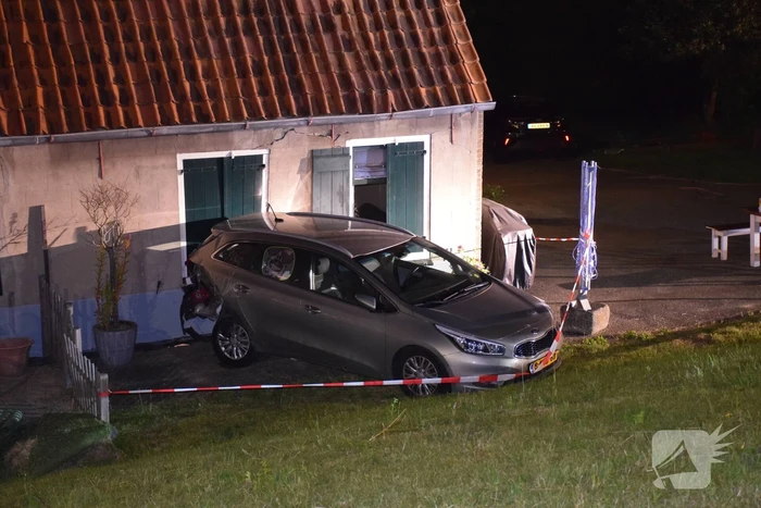 Geparkeerde auto ramt gevel na botsing