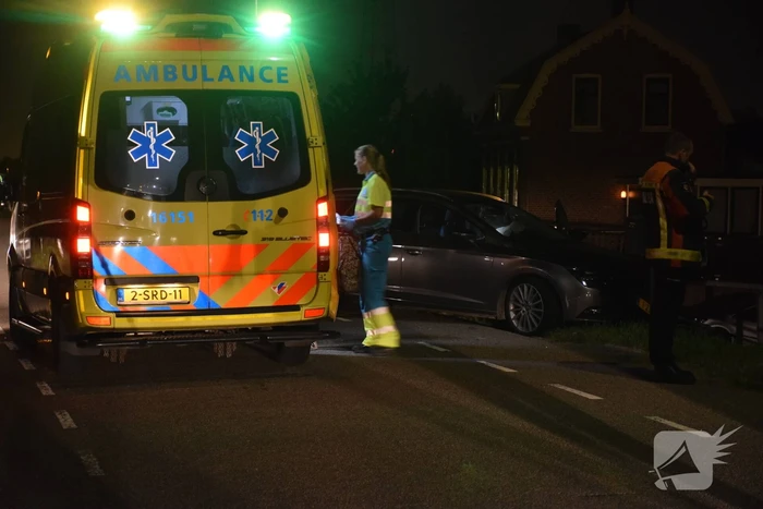 Geparkeerde auto ramt gevel na botsing