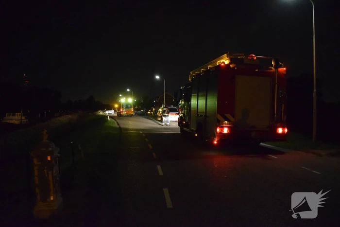 Geparkeerde auto ramt gevel na botsing