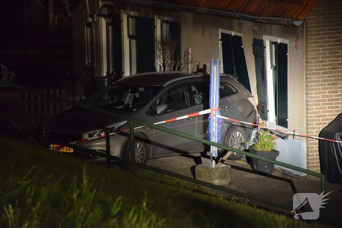 Geparkeerde auto ramt gevel na botsing