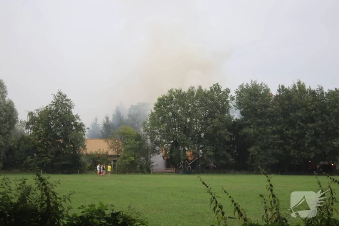 Uitslaande brand in woning met rieten kap