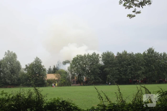 Uitslaande brand in woning met rieten kap