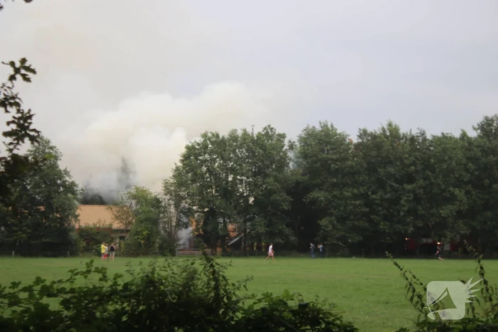 Uitslaande brand in woning met rieten kap