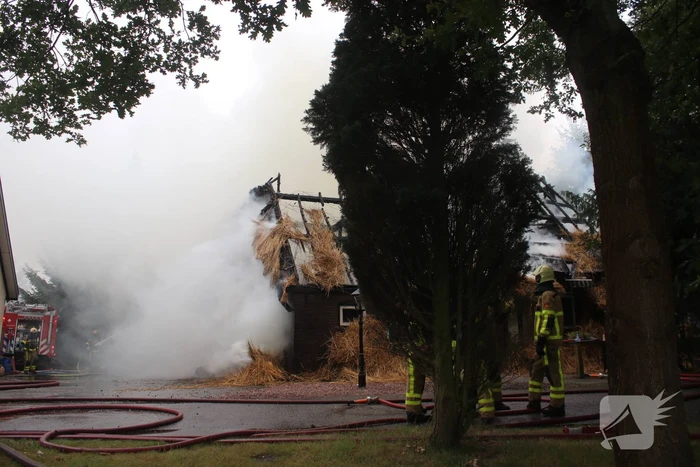 Uitslaande brand in woning met rieten kap