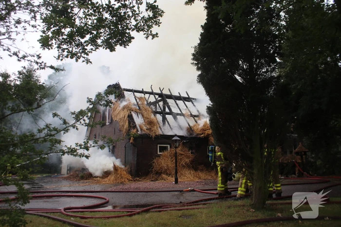 Uitslaande brand in woning met rieten kap