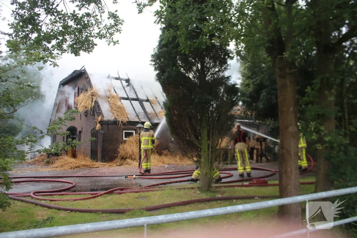 Uitslaande brand in woning met rieten kap