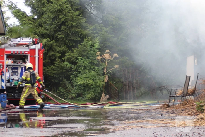 Uitslaande brand in woning met rieten kap