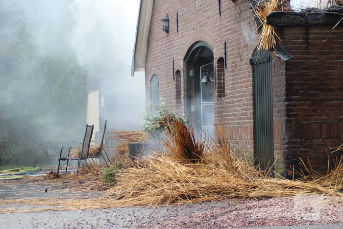 Uitslaande brand in woning met rieten kap
