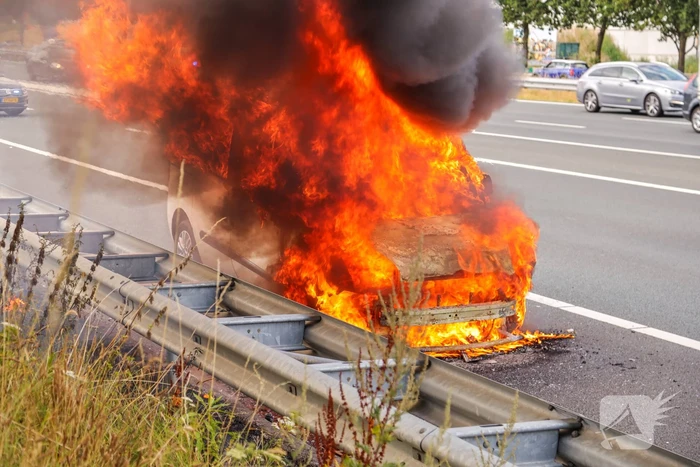 Voertuig volledig uitgebrand