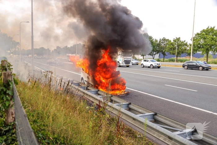 Voertuig volledig uitgebrand