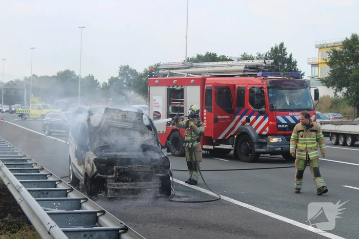 Voertuig volledig uitgebrand