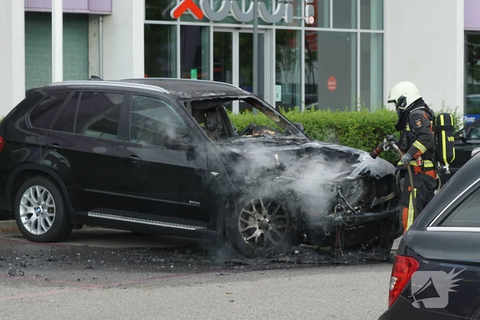 Auto verwoest door brand