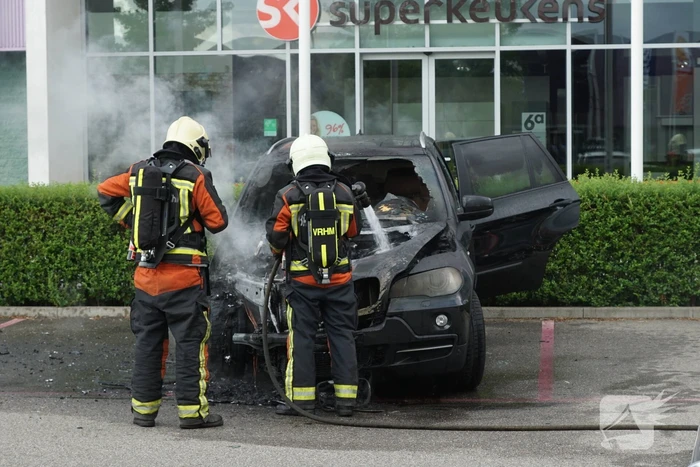 Auto verwoest door brand
