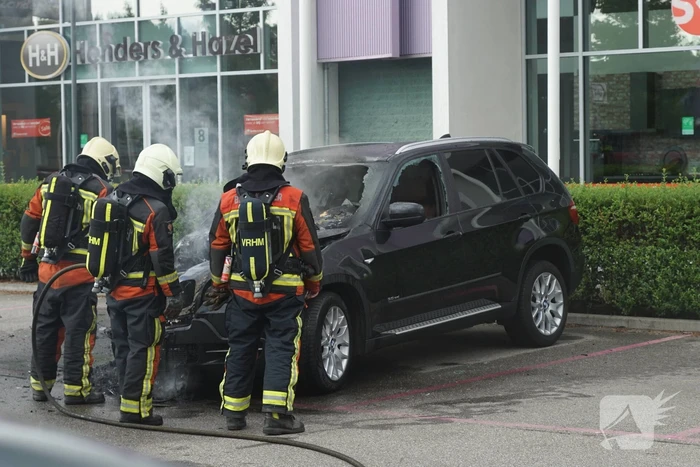 Auto verwoest door brand
