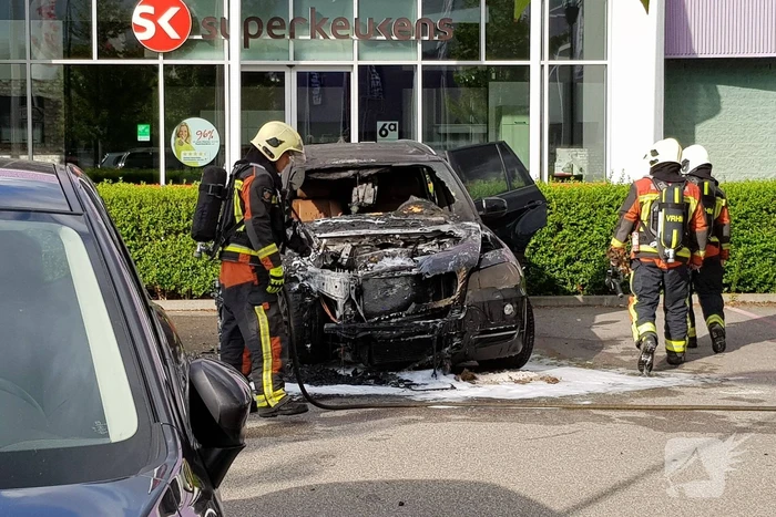 Auto verwoest door brand