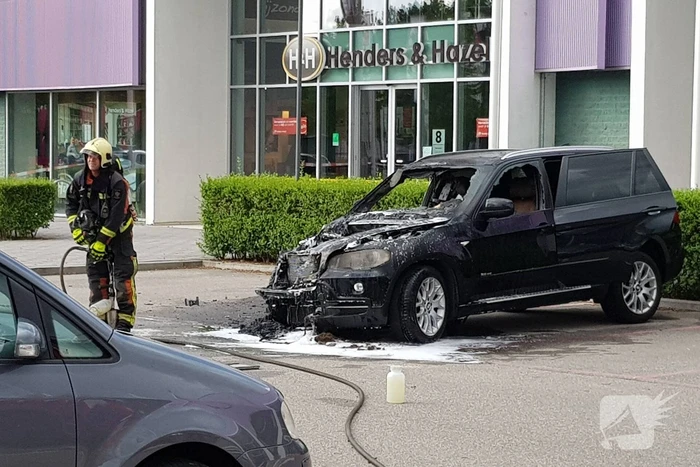 Auto verwoest door brand