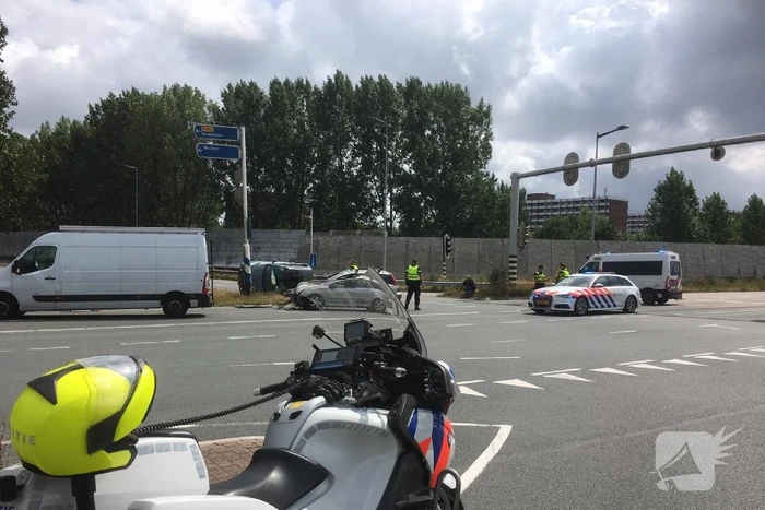 Auto slaat over de kop bij aanrijding