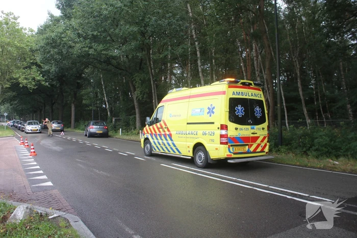 Auto botst tegen boom