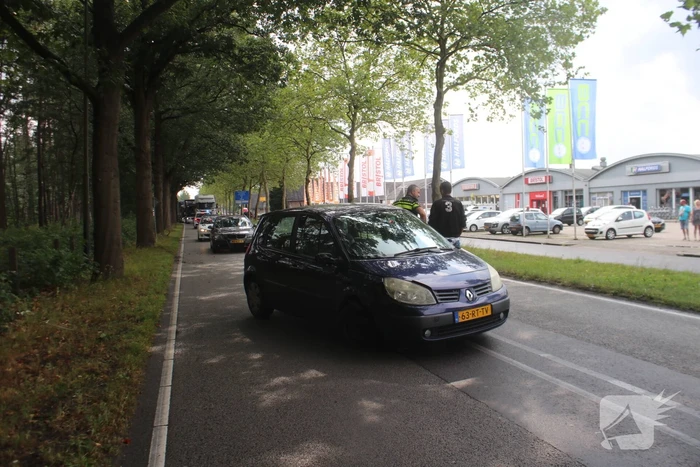Auto botst tegen boom