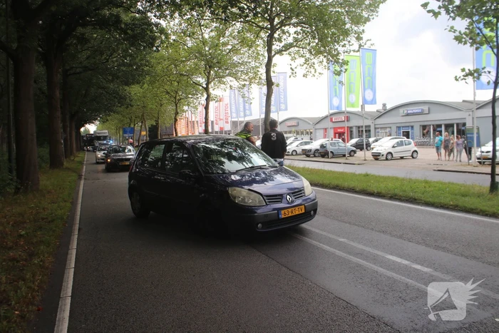 Auto botst tegen boom