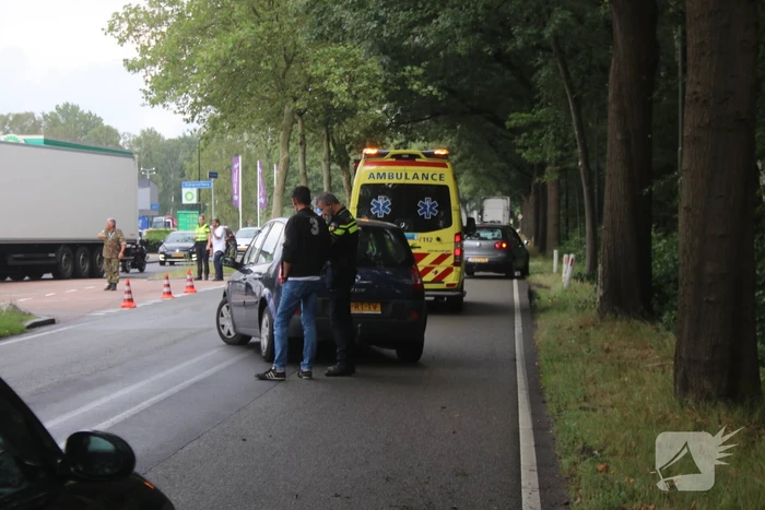 Auto botst tegen boom