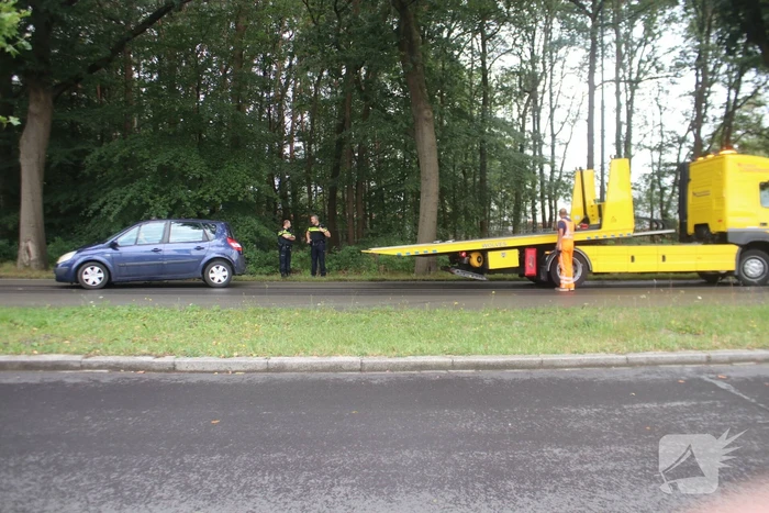 Auto botst tegen boom