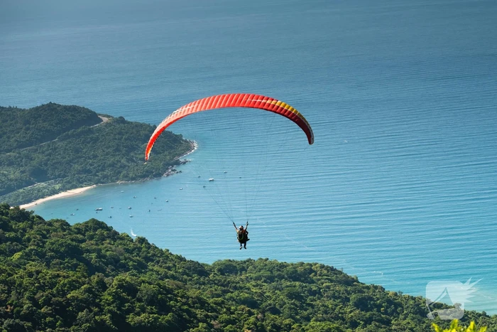 Parachutist gewond na ongelukkige val bij parasail-evenement