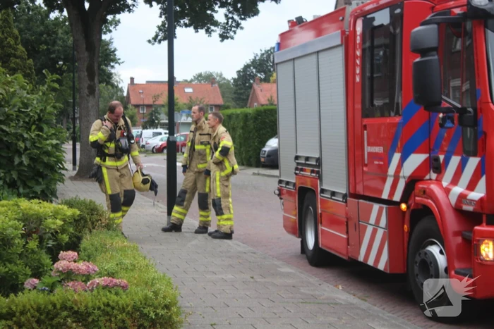 Vreemde lucht in woning, brandweer doet metingen