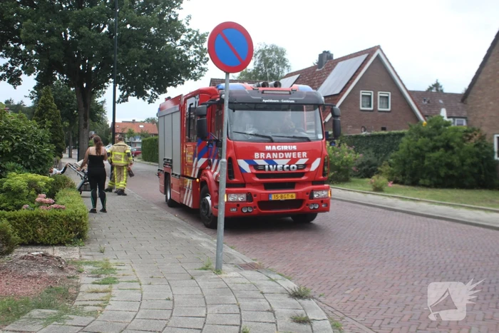 Vreemde lucht in woning, brandweer doet metingen