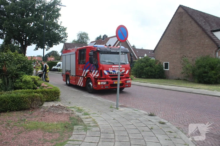 Vreemde lucht in woning, brandweer doet metingen
