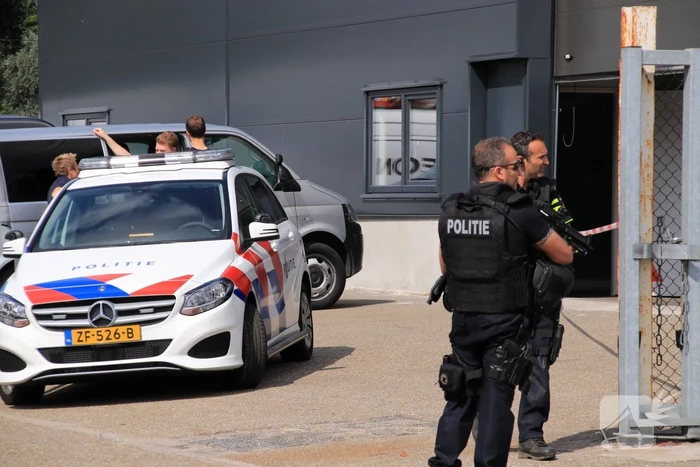 Zwaarbewapende agenten na aantreffen drugslab