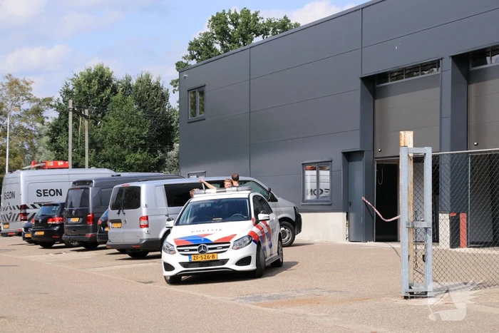 Zwaarbewapende agenten na aantreffen drugslab