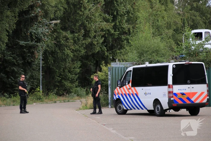 Zwaarbewapende agenten na aantreffen drugslab