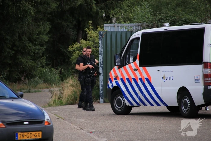 Zwaarbewapende agenten na aantreffen drugslab